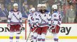 Hokejisté New York Rangers se radují z druhé výhry v sérii play off proti New Jersey