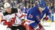 Útočník New jersey Ondřej Palát se pokouší dostihnout a obrat o puk Adama Foxe z New York Rangers