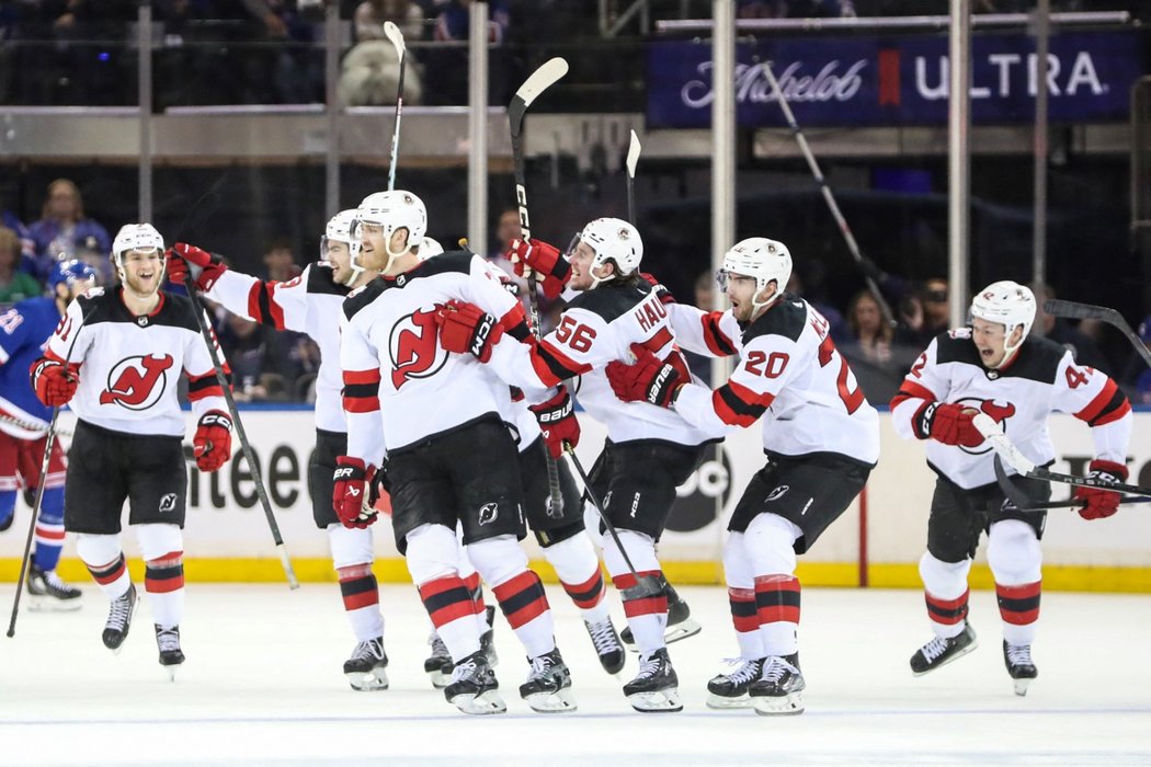 New Jersey Devils oslavují vítězství v Madison Square Garden