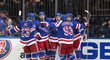 New York Rangers oslavují trefu Vladimira Tarasenka (uprostřed)