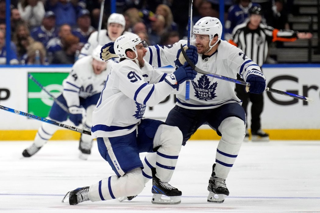 Kapitán Maple Leafs John Tavares slaví gól, kterým Toronto poslal do 2. kola play off
