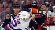 Útočník Caroliny Stefan Noesen se rve s Kylem MacLeanem z New York Islanders