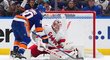 Gólman Caroliny Frederik Andersen se činí v sérii play off proti New York Islanders