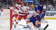 Brankář Islanders Ilja Sorokin se sotva ohlíží za svá záda, kde už hokejisté Caroliny slaví gól