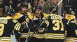 Hokejisté Bostonu se radují z gólu českého útočníka Davida Pastrňáka