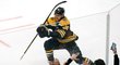 Útočník Bruins David Pastrňák pomohl Bostonu ke srovnání série play off s Carolinou