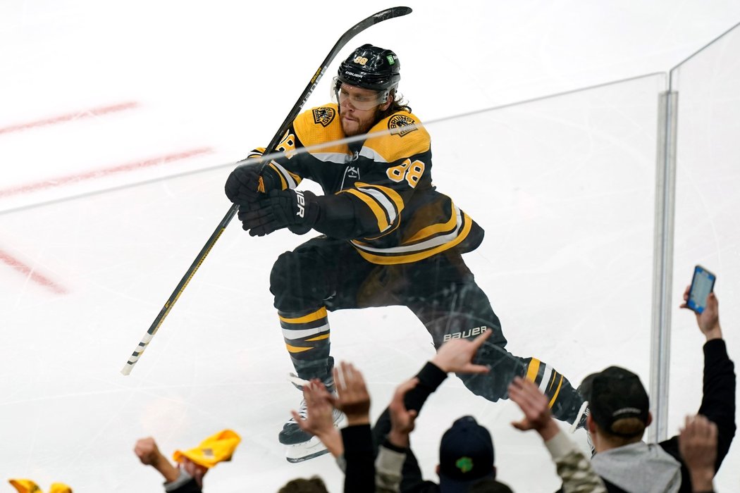 Útočník Bruins David Pastrňák pomohl Bostonu ke srovnání série play off s Carolinou