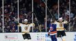 Patrice Bergeron a Brad Marchand se radují z gólu v prodloužení proti Islanders