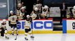 Zklamaní hokejisté Bostonu Bruins po prohře s Washingtonem v prvním utkání úvodního kola play off NHL