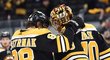 Český útočník Bostonu David Pastrňák a finský gólman Tuukka Rask