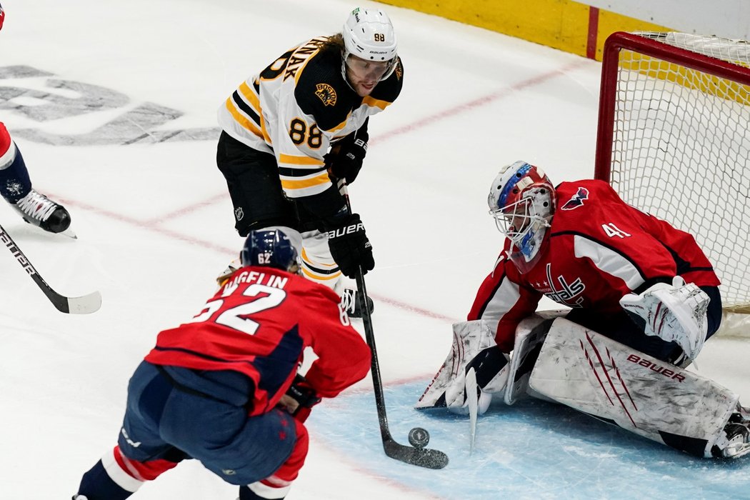 Český útočník David Pastrňák v utkání play off NHL mezi Bostonem a Washingtonem Capitals