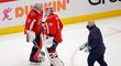 Český brankář Washingtonu Vítek Vaněček musel kvůli zranění v prvním utkání play off NHL proti Bostonu střídat