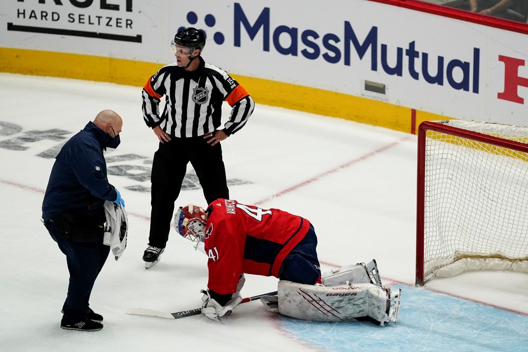 Český brankář Washingtonu Vítek Vaněček musel kvůli zranění v prvním utkání play off NHL proti Bostonu střídat