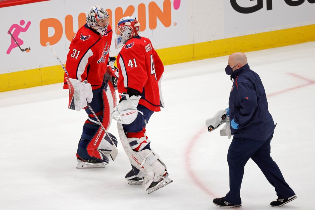 Český brankář Washingtonu Vítek Vaněček musel kvůli zranění v prvním utkání play off NHL proti Bostonu střídat