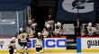 Zklamaní hokejisté Bostonu Bruins po prohře s Washingtonem v prvním utkání úvodního kola play off NHL
