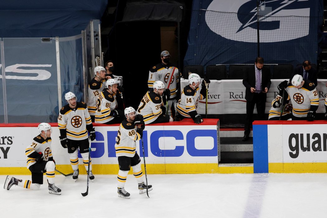 Zklamaní hokejisté Bostonu Bruins po prohře s Washingtonem v prvním utkání úvodního kola play off NHL