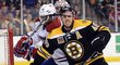 Obránce Montrealu P.K. Subban vysokou holí atakuje Davida Krejčího z Bostonu v utkání play off NHL