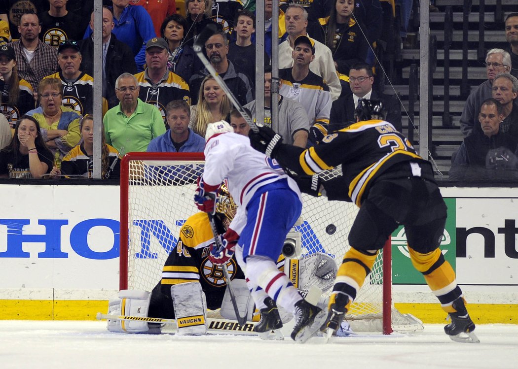 Thomas Vanek střílí gól Montrealu na ledě Bostonu, nakonec však vyhráli Bruins 5:3