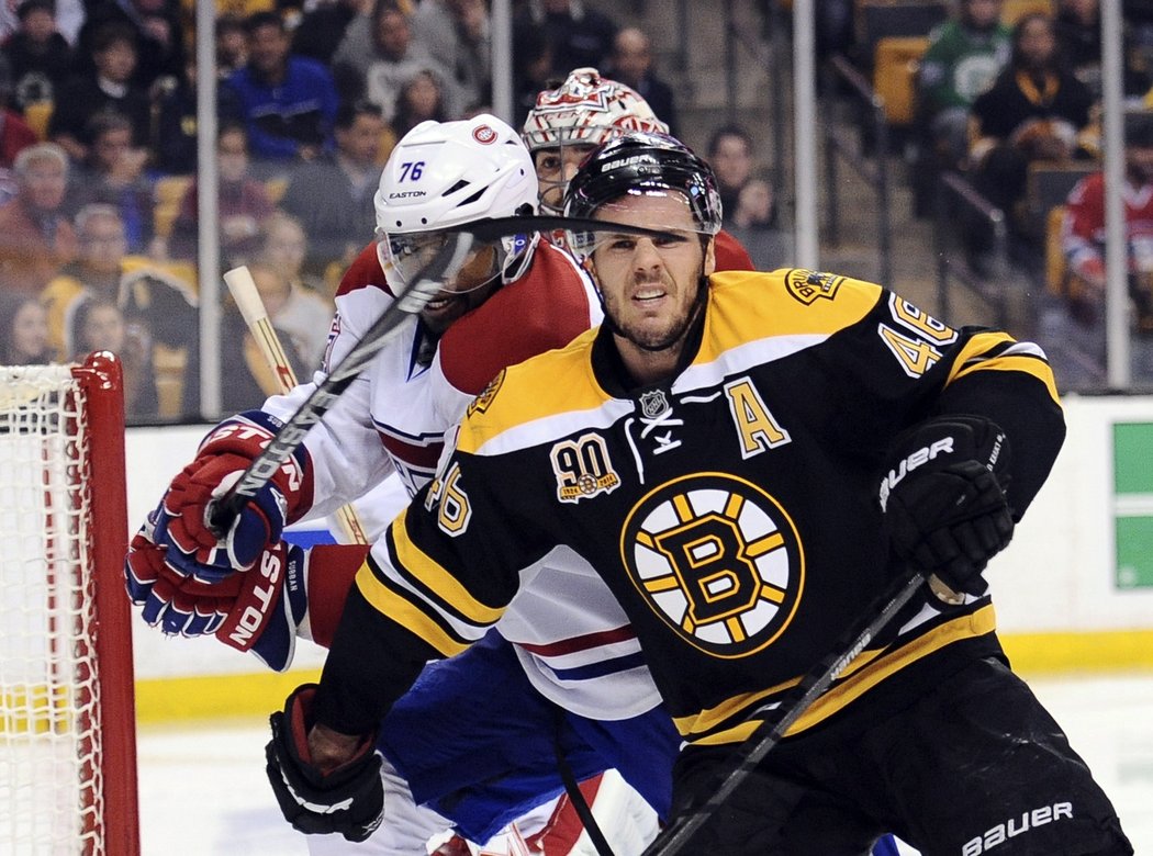 Obránce Montrealu P.K. Subban vysokou holí atakuje Davida Krejčího z Bostonu v utkání play off NHL