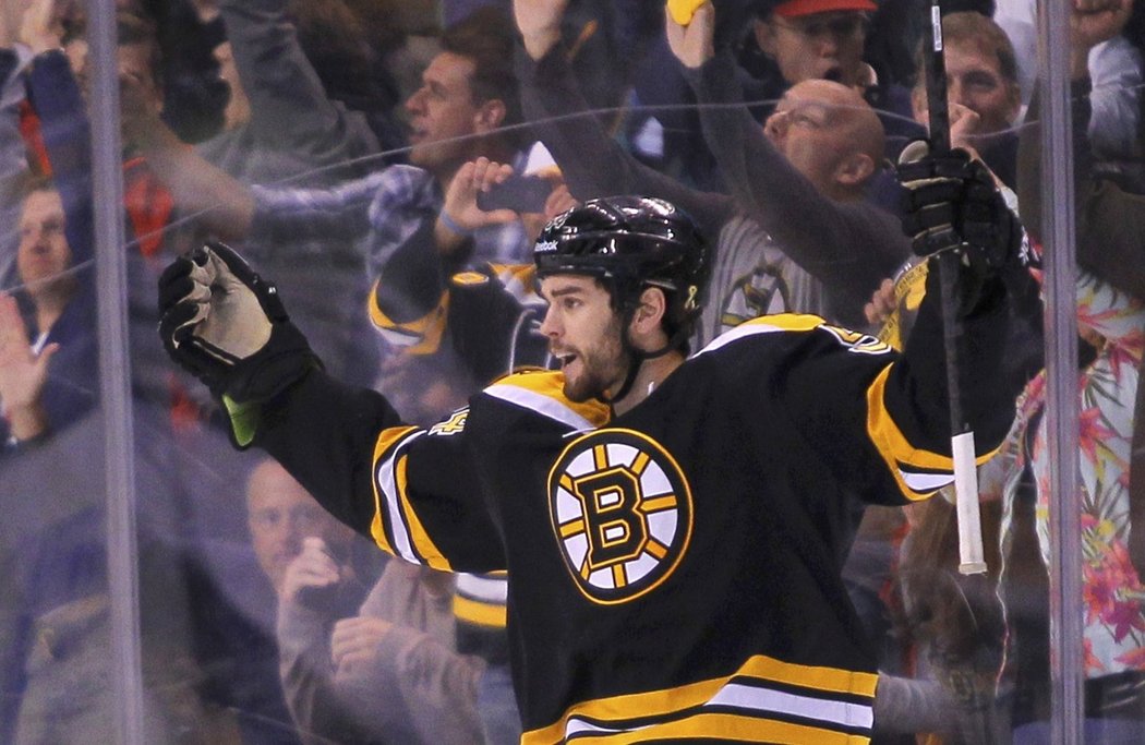 Obránce Bostonu Adam McQuaid se raduje z gólu, který nakonec zpečetil postup Bruins do finále Stanley Cupu