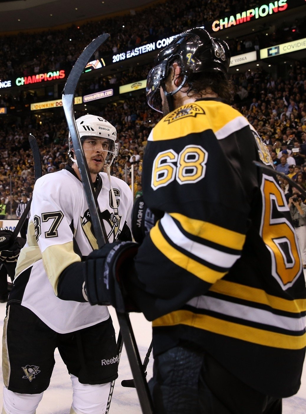 Sladká gratulace. Sidney Crosby třese rukou Jaromíru Jágrovi po postupu Bostonu do finále Stanley Cupu