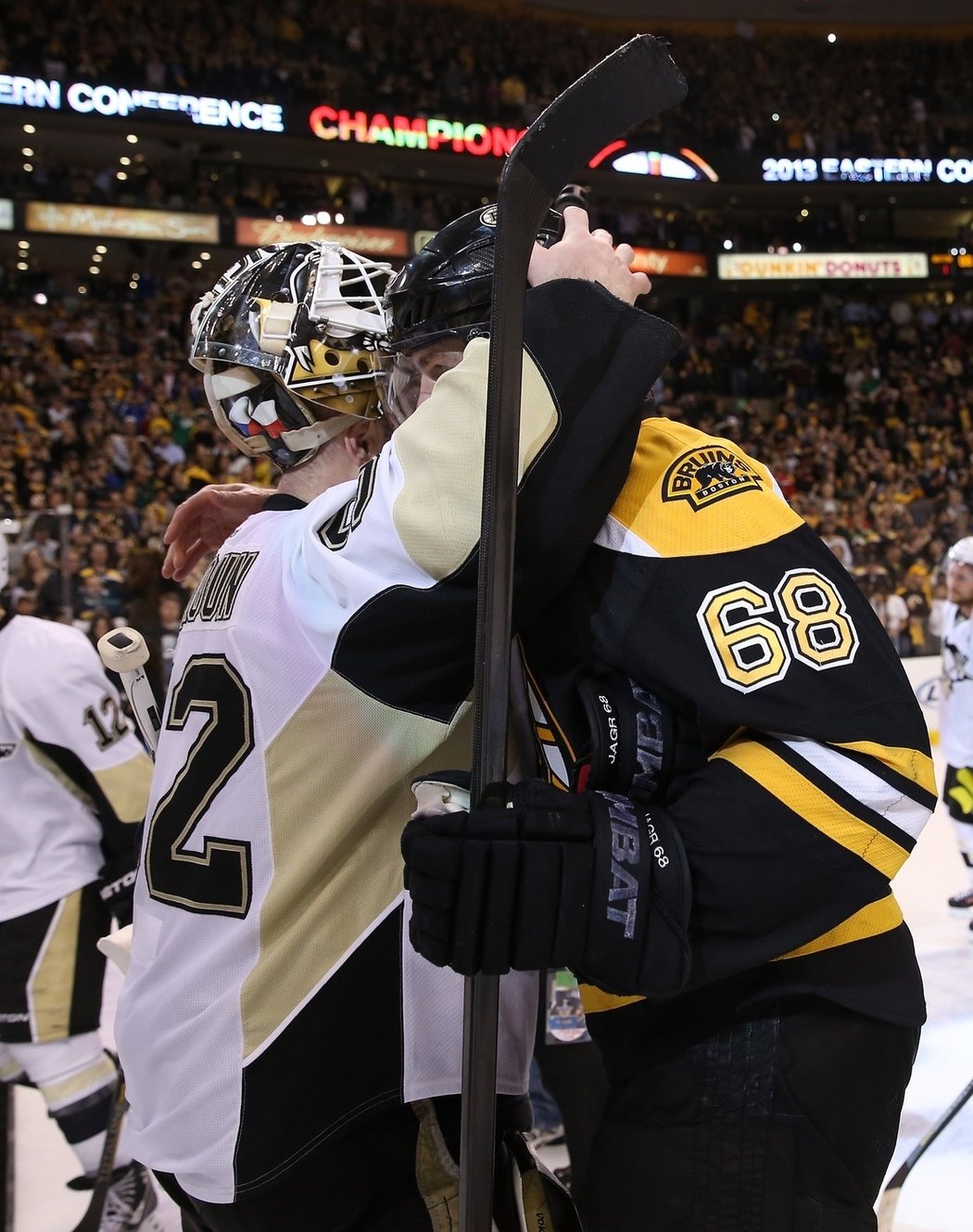 Objetí pro krajana. Tomáš Vokoun gratuluje Jaromíru Jágrovi k postupu do finále Stanley Cupu v roce 2013