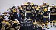 Hokejisté Bostonu se fotí s trofejí Prince z Walesu pro vítěze Východní konference NHL