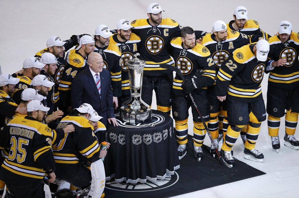 Hokejisté Bostonu se fotí s trofejí Prince z Walesu pro vítěze Východní konference NHL