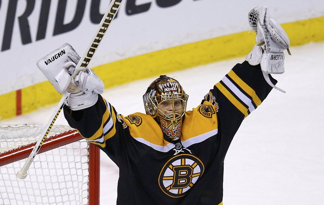 Bostonský gólman Tuukka Rask se raduje z postupu do finále Stanley Cupu