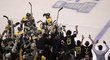 Hokejisté i fanoušci Bostonu slaví dokonání neuvěřitelného obratu v sedmém zápase s Torontem
