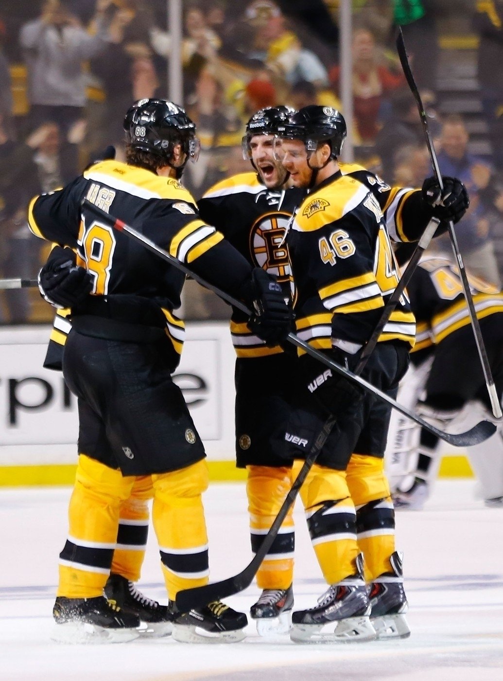 Hokejisté Bostonu slaví vyrovnání v 60. minutě sedmého duelu proti Torontu: (zleva) Jaromír Jágr, hrdina Patrice Bergeron a David Krejčí