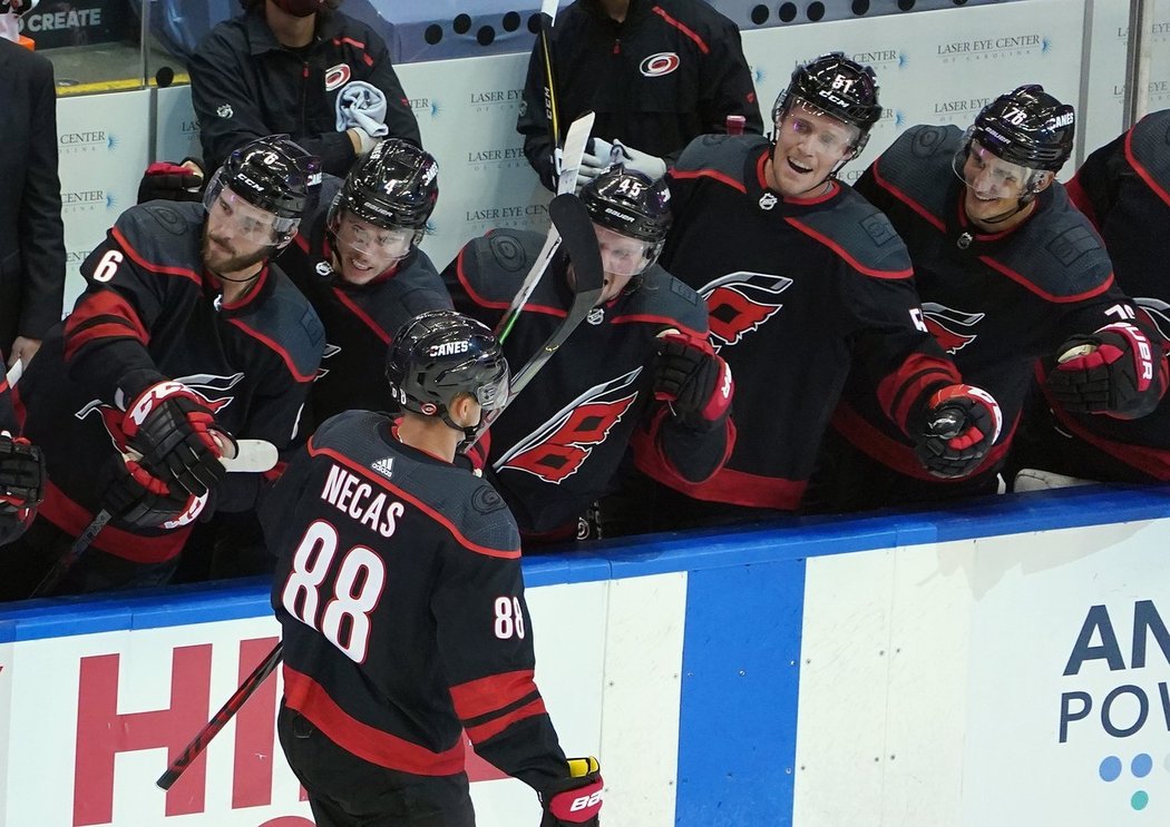 Martin Nečas se raduje s lavičkou Caroliny z gólu do sítě New Yorku Rangers na startu rozšířeného play off NHL