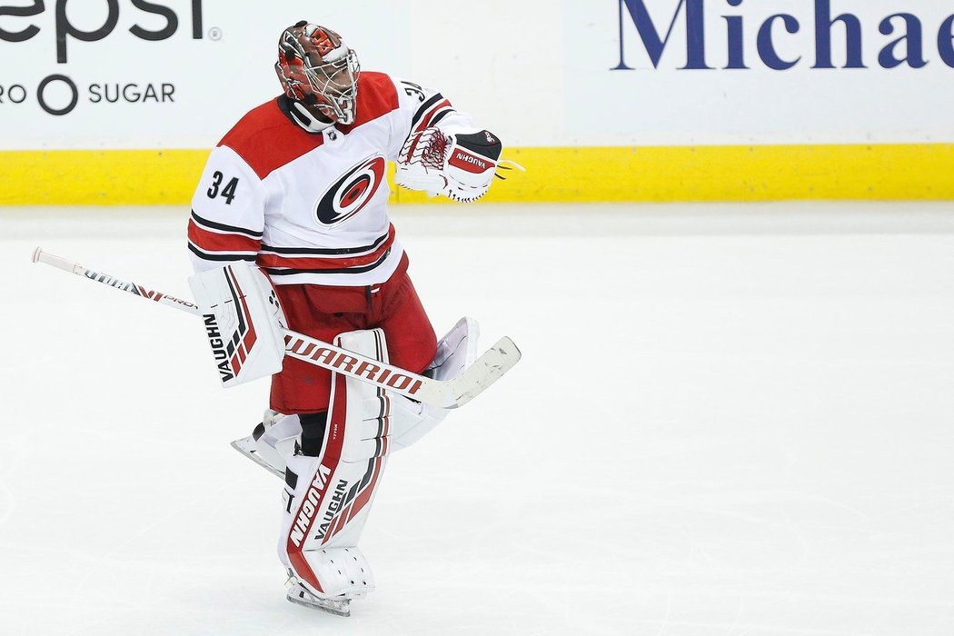 Petr Mrázek dovedl Carolinu k postupu přes Washington do druhého kola Stanley Cupu