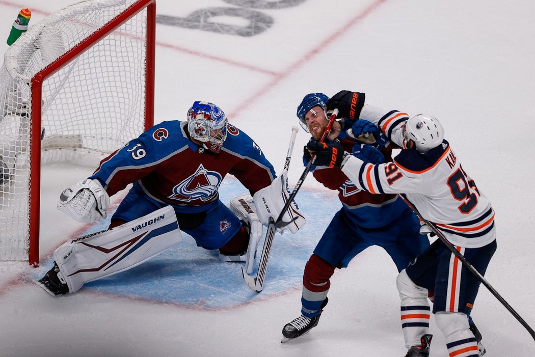 Český hokejový brankář Pavel Francouz se dostal do brány v semifinále play off NHL v utkání Colorada proti Edmontonu