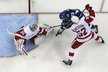 Český brankář Detroitu Petr Mrázek likviduje jednu z šancí Tampy Bay v úvodním zápase play off NHL