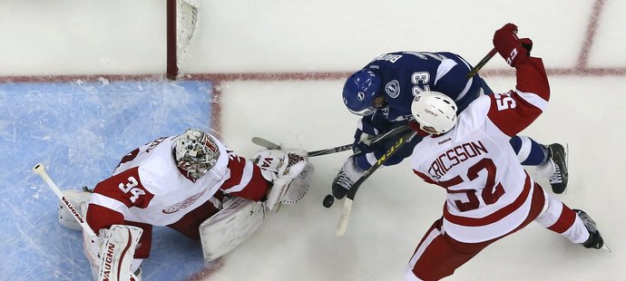 Český brankář Detroitu Petr Mrázek likviduje jednu z šancí Tampy Bay v úvodním zápase play off NHL