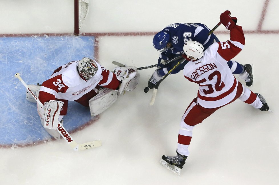 Český brankář Detroitu Petr Mrázek likviduje jednu z šancí Tampy Bay v úvodním zápase play off NHL