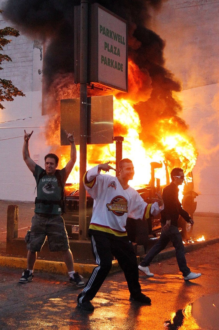Řádění fanoušků Vancouver Canucks při nepokojích v roce 2011