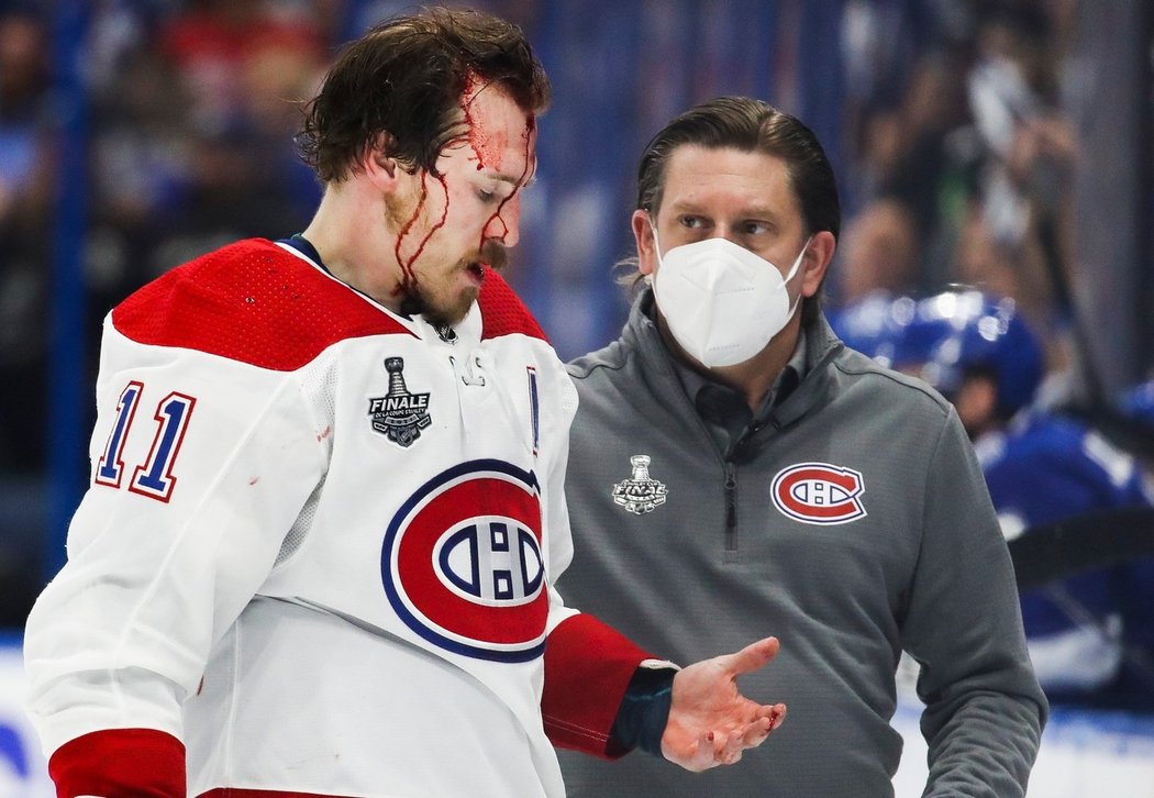 Útočník Canadiens Brendan Gallagher měl zkrvavenou tvář po střetu s obráncem Tampy Bay Michajlem Sergačovem