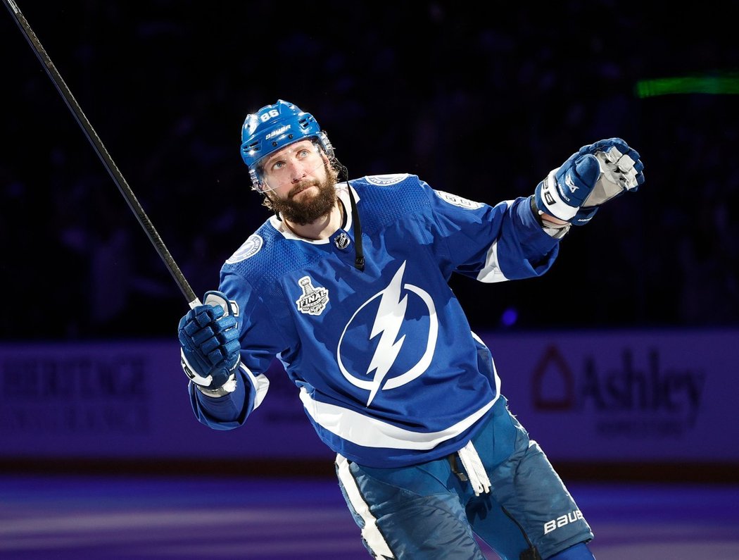 Ruský útočník Nikita Kučerov si v dresu Lightning připsal na úvod finále Stanley Cupu dva góly a asistenci