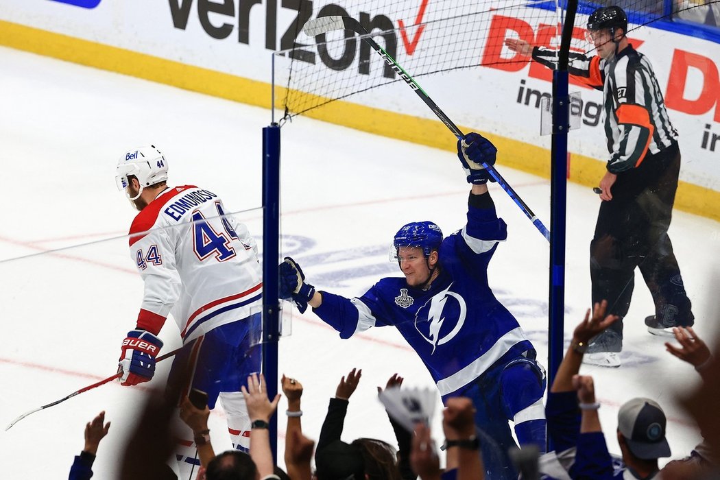 Útočník Tampy Bay Ondřej Palát se raduje z gólu, kterým pojistil vítězství ve druhém finále play off NHL