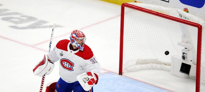 Jednička Montrealu Carey Price inkasuje gól ve finále Stanley Cupu