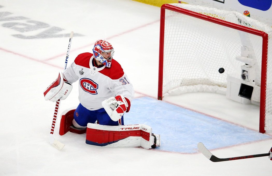 Jednička Montrealu Carey Price inkasuje gól ve finále Stanley Cupu