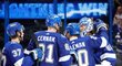 Hokejisté Tampy Bay se radují z druhého vítězství ve finále play off NHL 2021