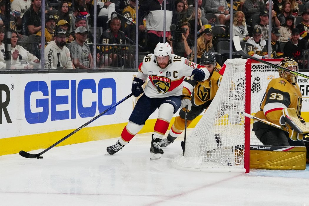 Kapitán Panthers Aleksander Barkov krouží kolem branky Las Vegas