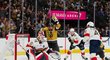 Útočník Vegas William Carrier oslavuje gól ve finále play off NHL