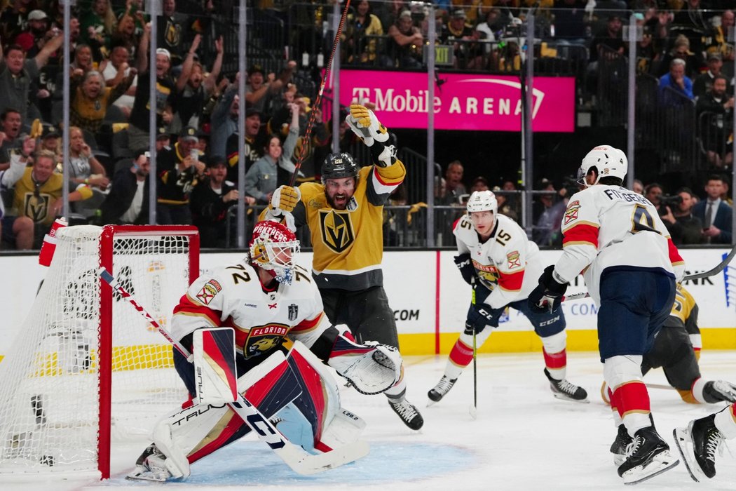 Útočník Vegas William Carrier oslavuje gól ve finále play off NHL