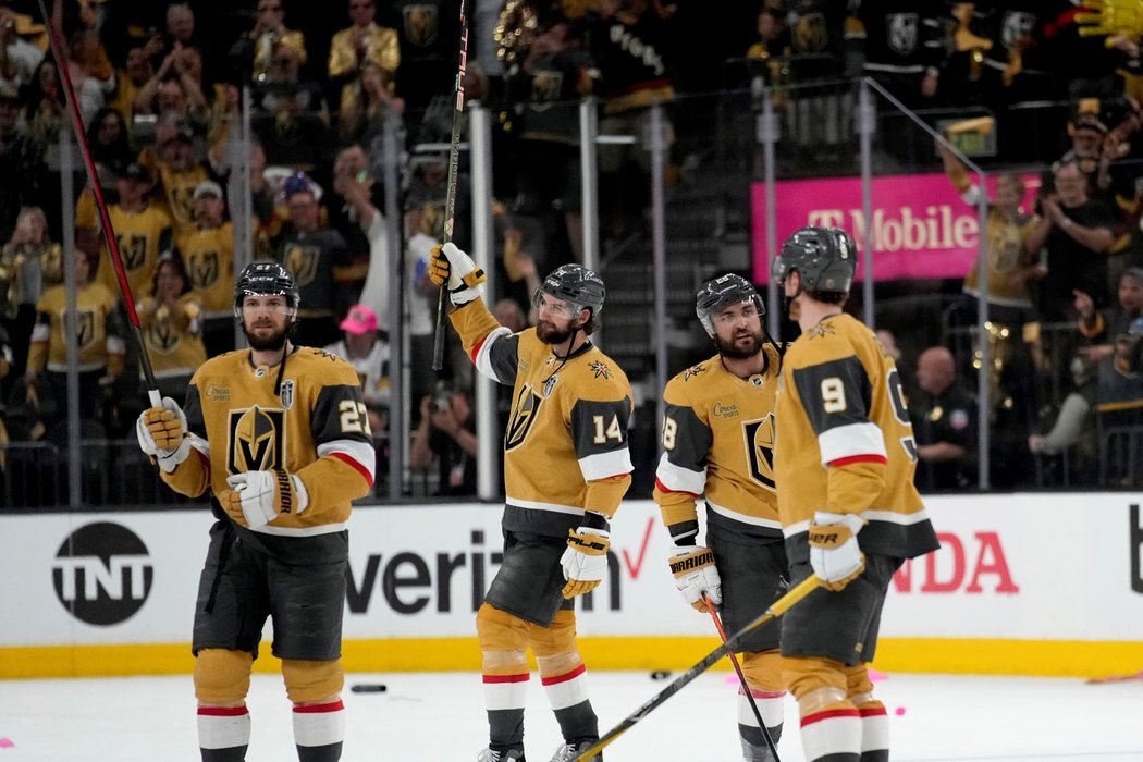 Vegas Golden Knights oslavují druhou výhru ve finále play off NHL