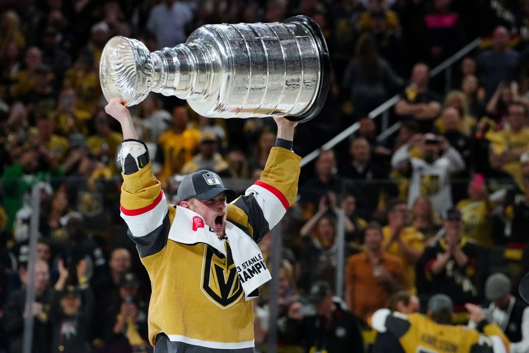 Útočník Jack Eichel oslavuje vítězství ve finále play off NHL se Stanley Cupem