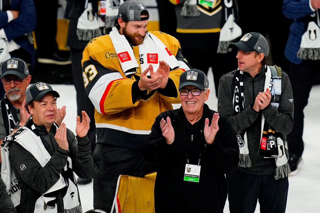 Zisk Stanley Cupu rovněž oslavuje majitel Golden Knights Bill Foley